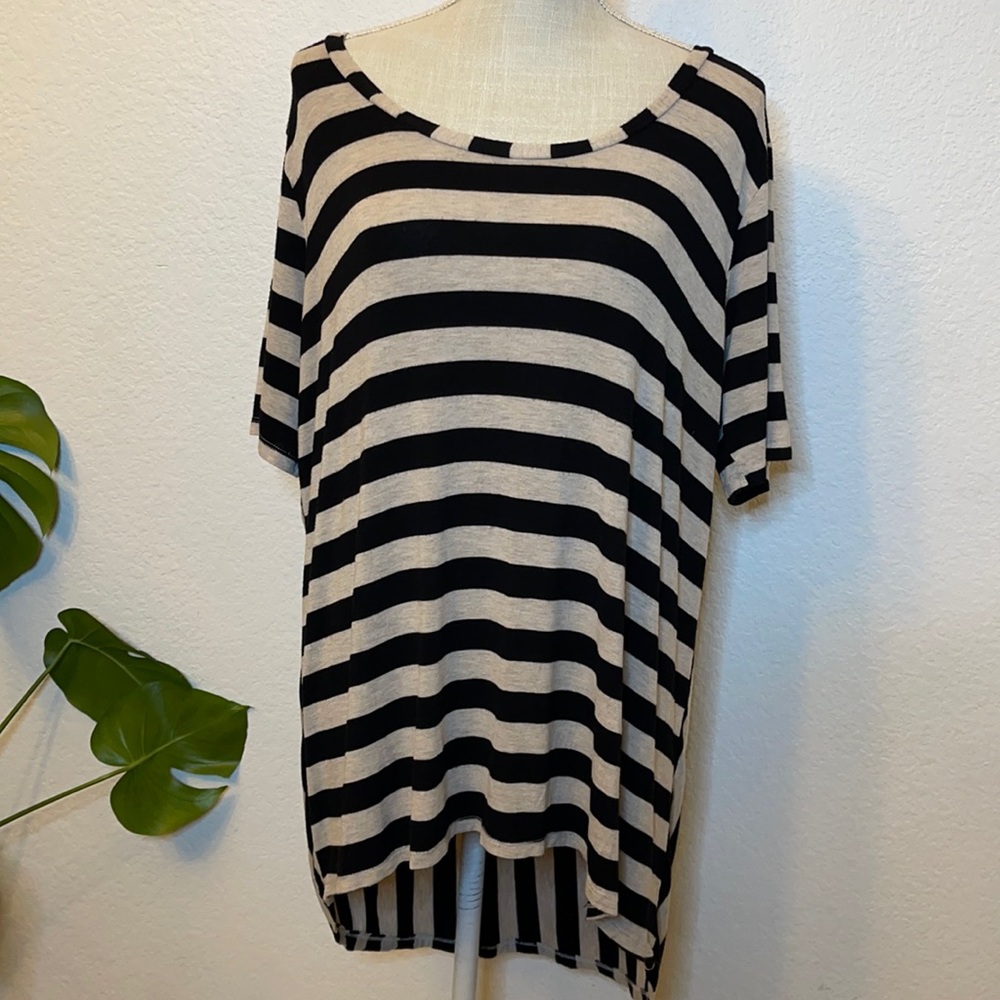 Cream and black striped high low tunic size 3X (brand unknown)